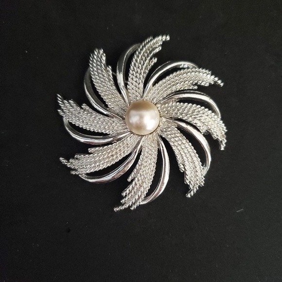 Sarah Coventry Jewelry - Vintage Sarah Coventry Large Silvery Sunburst Brooch Silver Tone Metal Signed‎